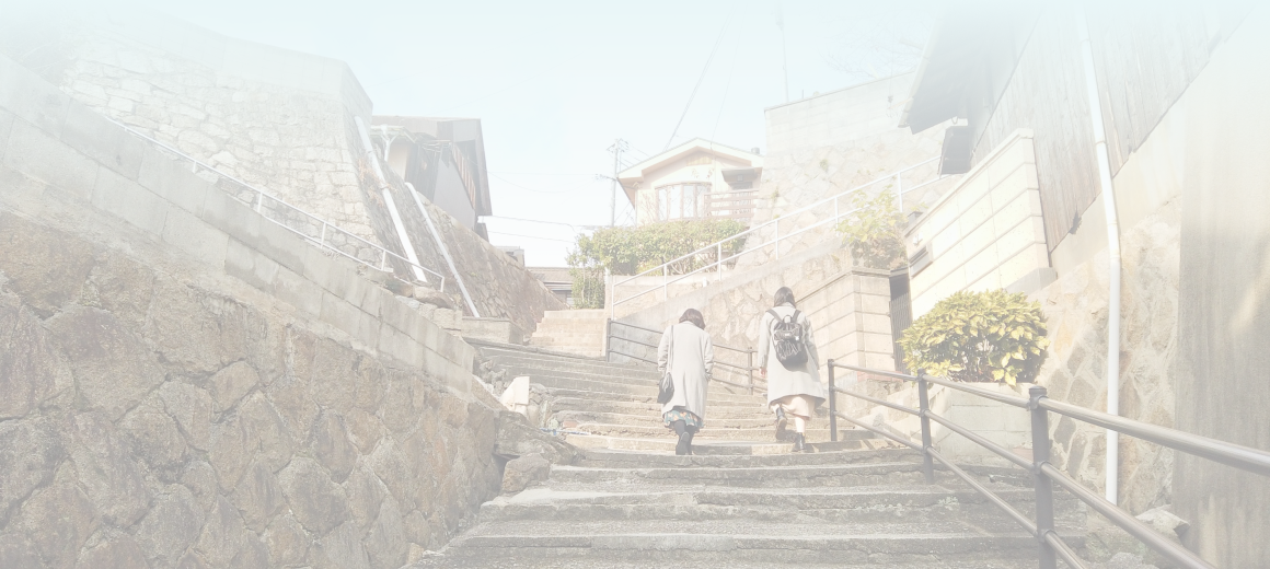階段を登っている人